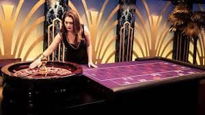Người chơi Việt dùng điện thoại chơi game slot tại 23win1